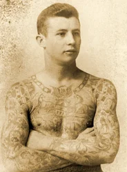 Porträt eines tätowierten Mannes